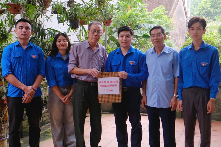 Uỷ ban MTTQ Việt Nam và các tổ chức chính trị phường Chương Mỹ tri ân các gia đình chính sách nhân kỷ niệm 78 năm ngày Thương binh - Liệt sỹ 27/7/2025- Ảnh 7.