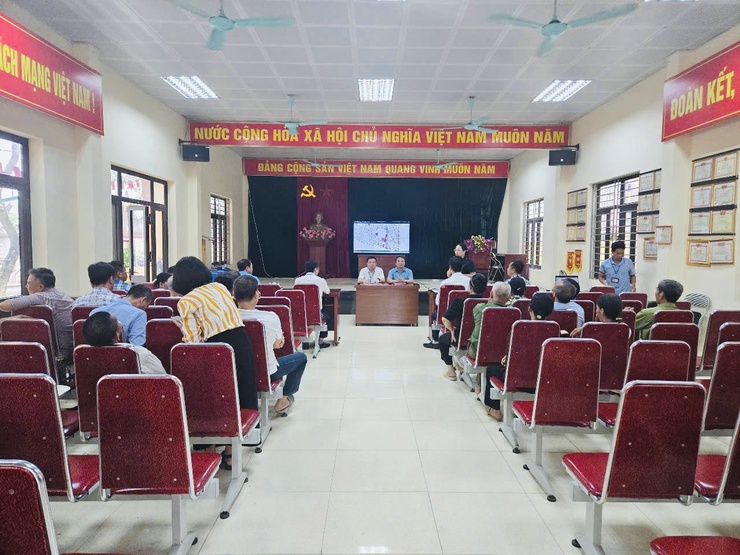 Đồng chí Phạm Xuân Toàn - Bí thư Đảng uỷ - Chủ tịch HĐND xã Thiên Lộc đối thoại với 32 hộ gia đình, cá nhân về công tác GPMB Dự án tuyến đường vào trường Tiểu học Thăng Long
- Ảnh 2.