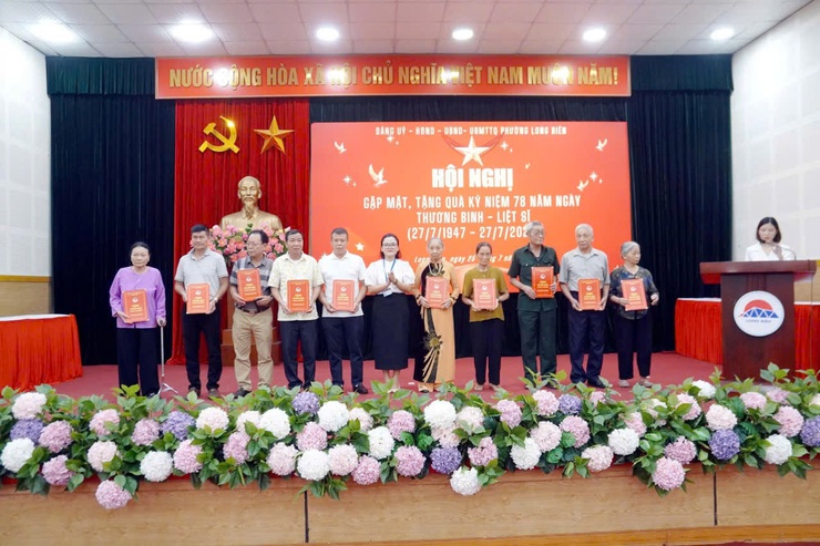 Gặp mặt, tặng quà người có công nhân kỷ niệm 78 năm Ngày Thương binh – Liệt sĩ- Ảnh 4.