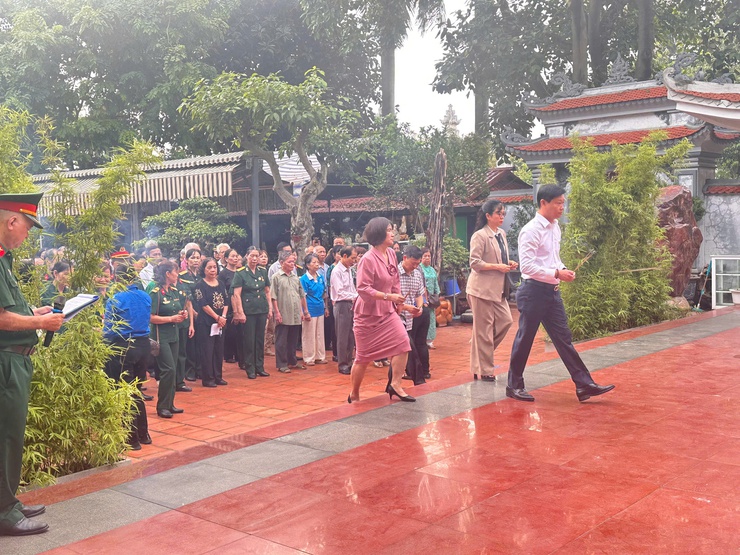 Phường Tây Hồ trang trọng dâng hương tại các nhà bia tưởng niệm trên địa bàn phường nhân kỷ niệm 78 năm Ngày thương binh liệt sỹ (27/7/1947-27/7/2025)- Ảnh 6.