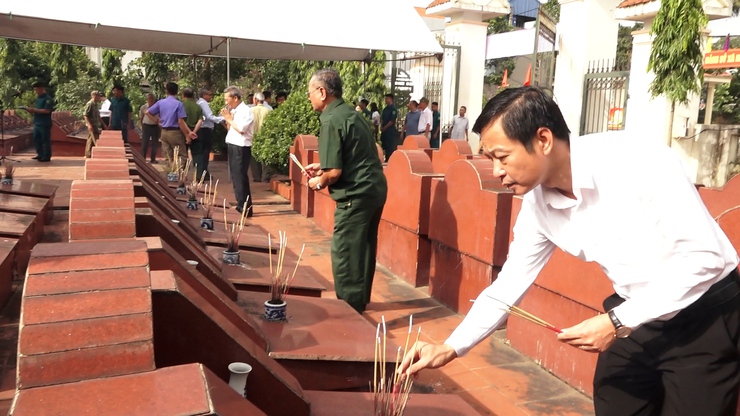 Lãnh đạo Đảng ủy, HĐND, UBND, UB MTTQ xã Hương Sơn tưởng niệm các anh hùng liệt sĩ và kỷ niệm 78 năm ngày thương binh – Liệt sĩ- Ảnh 6.