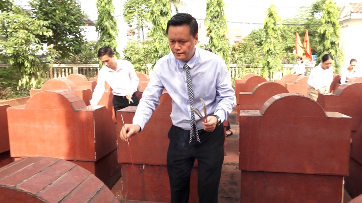 Lãnh đạo Đảng ủy, HĐND, UBND, UB MTTQ xã Hương Sơn tưởng niệm các anh hùng liệt sĩ và kỷ niệm 78 năm ngày thương binh – Liệt sĩ- Ảnh 5.