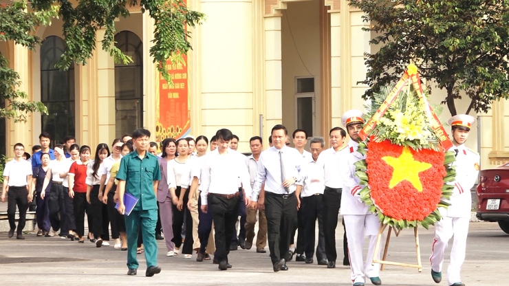 Lãnh đạo Đảng ủy, HĐND, UBND, UB MTTQ xã Hương Sơn tưởng niệm các anh hùng liệt sĩ và kỷ niệm 78 năm ngày thương binh – Liệt sĩ- Ảnh 1.