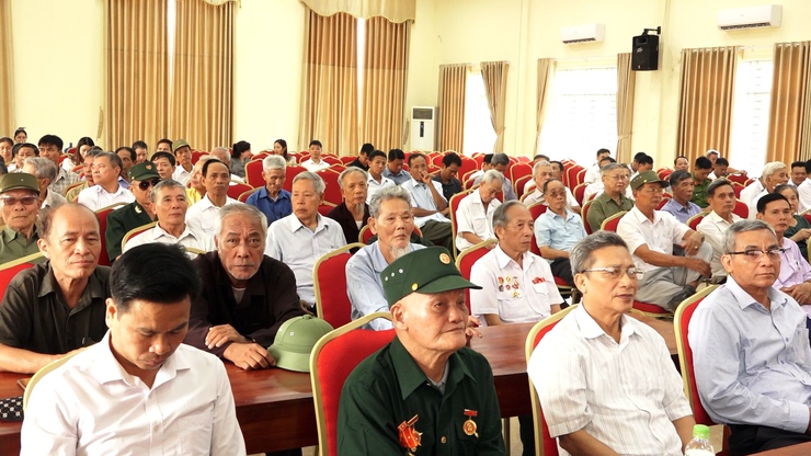 Lãnh đạo Đảng ủy, HĐND, UBND, UB MTTQ xã Hương Sơn tưởng niệm các anh hùng liệt sĩ và kỷ niệm 78 năm ngày thương binh – Liệt sĩ- Ảnh 13.