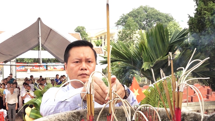 Lãnh đạo Đảng ủy, HĐND, UBND, UB MTTQ xã Hương Sơn tưởng niệm các anh hùng liệt sĩ và kỷ niệm 78 năm ngày thương binh – Liệt sĩ- Ảnh 4.
