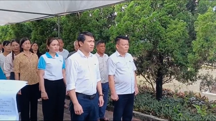 Lãnh đạo Đảng ủy, HĐND, UBND, UB MTTQ xã Hương Sơn tưởng niệm các anh hùng liệt sĩ và kỷ niệm 78 năm ngày thương binh – Liệt sĩ- Ảnh 9.