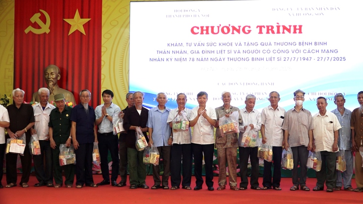 Trên 250 người có công được khám, tư vấn sức khỏe và cấp thuốc miễn phí- Ảnh 6.