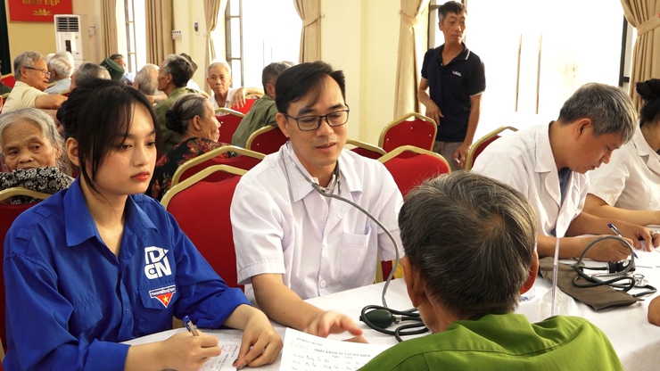 Trên 250 người có công được khám, tư vấn sức khỏe và cấp thuốc miễn phí- Ảnh 8.