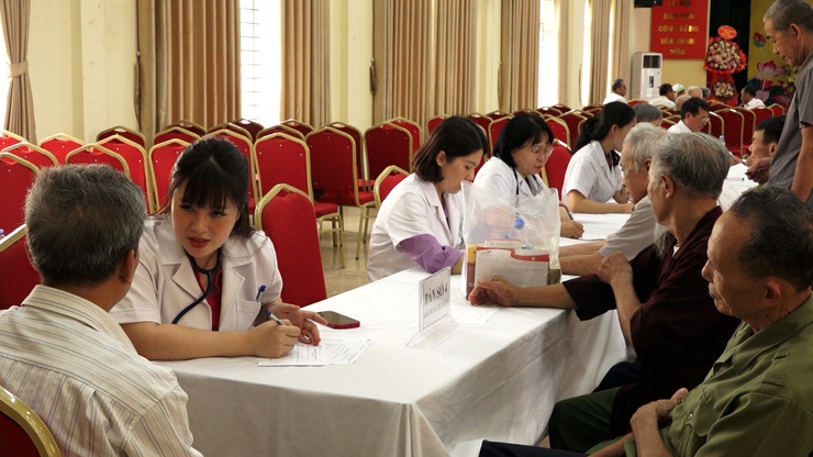 Trên 250 người có công được khám, tư vấn sức khỏe và cấp thuốc miễn phí- Ảnh 12.