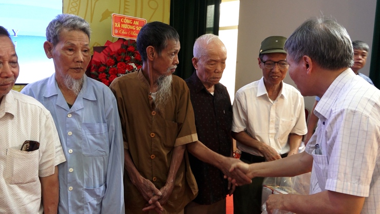 Trên 250 người có công được khám, tư vấn sức khỏe và cấp thuốc miễn phí- Ảnh 4.