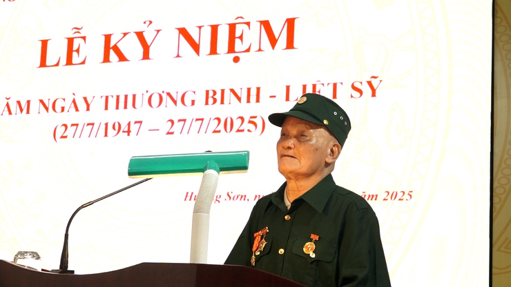 Lãnh đạo Đảng ủy, HĐND, UBND, UB MTTQ xã Hương Sơn tưởng niệm các anh hùng liệt sĩ và kỷ niệm 78 năm ngày thương binh – Liệt sĩ- Ảnh 16.