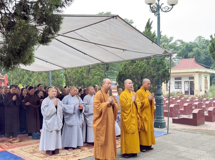 Tăng ni trường hạ Chùa thầy cùng phật tử xã Quốc Oai cầu siêu các anh hùng liệt sĩ tại hai nghĩa trang liệt sĩ của xã- Ảnh 1.