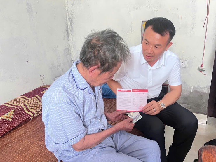 Đồng chí Bí thư Đảng ủy xã thăm và tặng quà gia đình các đối tượng chính sách nhân dịp ngày 27/7- Ảnh 1.