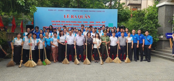 Phường Giảng Võ ra quân cao điểm vệ sinh môi trường chào mừng các ngày lễ lớn- Ảnh 1.