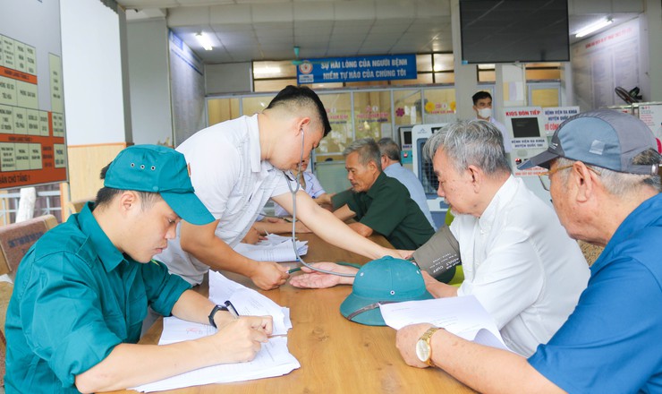 Xã Quốc Oai tổ chức khám, tư vấn sức khoẻ và cấp phát thuốc miễn phí cho 357 người có công dịp 27/7- Ảnh 11.