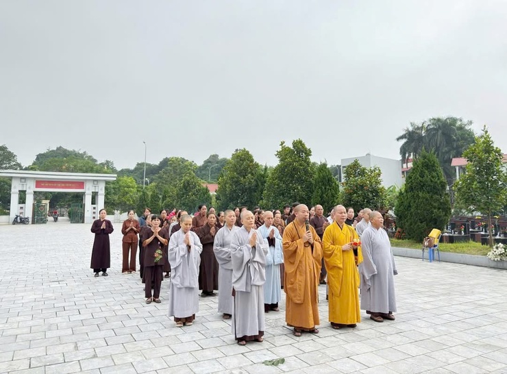 Tăng ni trường hạ Chùa thầy cùng phật tử xã Quốc Oai cầu siêu các anh hùng liệt sĩ tại hai nghĩa trang liệt sĩ của xã- Ảnh 2.