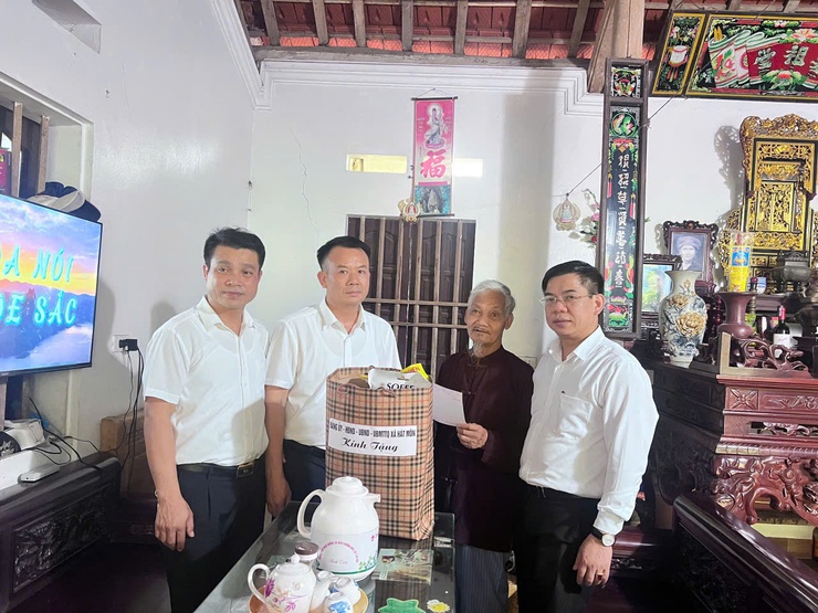 Đồng chí Bí thư Đảng ủy xã thăm và tặng quà gia đình các đối tượng chính sách nhân dịp ngày 27/7- Ảnh 2.