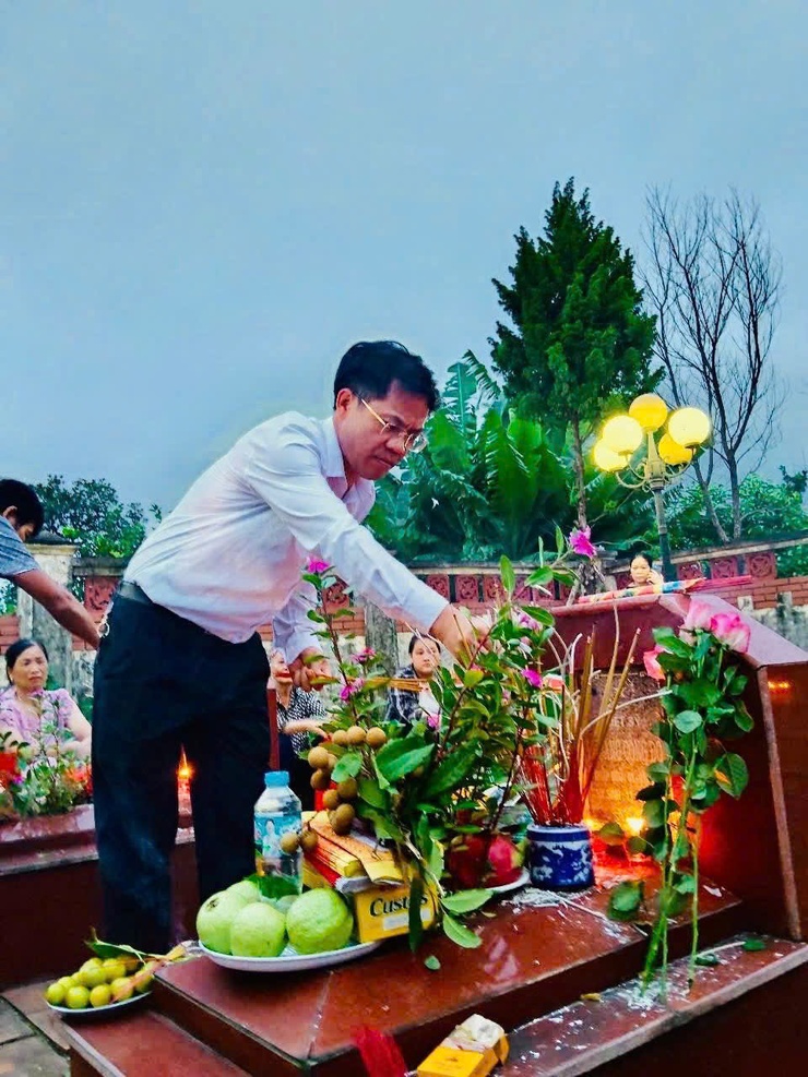 XÃ YÊN BÀI TỔ CHỨC LỄ DÂNG HƯƠNG, THẮP NẾN TRI ÂN CÁC ANH HÙNG LIỆT SĨ NHÂN KỶ NIỆM 78 NĂM NGÀY THƯƠNG BINH - LIỆT SĨ (27/7/1947 – 27/7/2025)
- Ảnh 2.