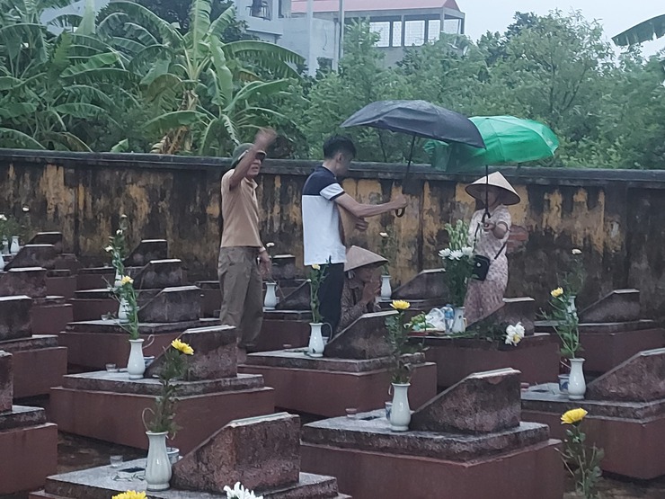 Cơn mưa lớn không ngăn được bước chân người dân thắp nến tri ân các Anh hùng liệt sĩ- Ảnh 3.