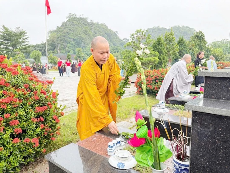 Tăng ni trường hạ Chùa thầy cùng phật tử xã Quốc Oai cầu siêu các anh hùng liệt sĩ tại hai nghĩa trang liệt sĩ của xã- Ảnh 3.