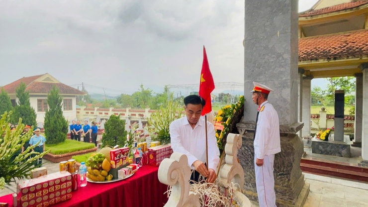 XÃ YÊN BÀI TỔ CHỨC LỄ DÂNG HƯƠNG, THẮP NẾN TRI ÂN CÁC ANH HÙNG LIỆT SĨ NHÂN KỶ NIỆM 78 NĂM NGÀY THƯƠNG BINH - LIỆT SĨ (27/7/1947 – 27/7/2025)
- Ảnh 3.