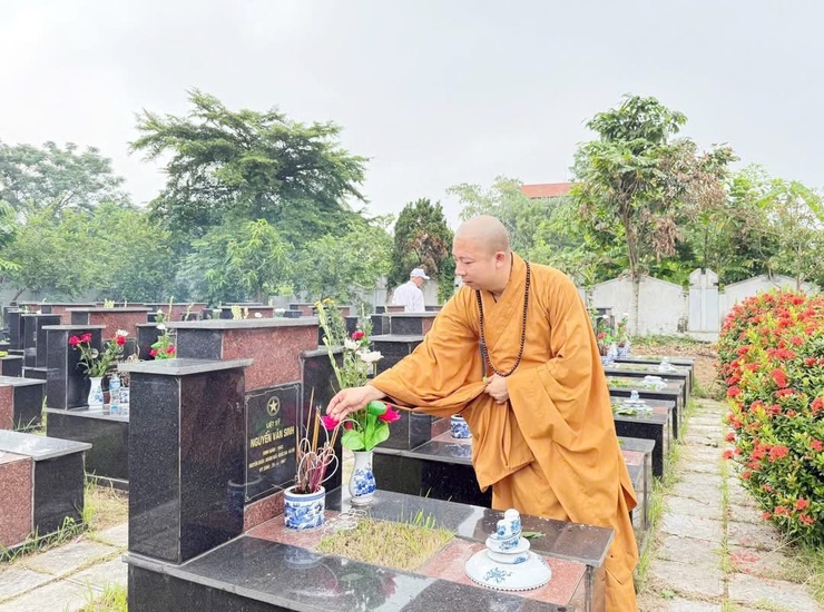 Tăng ni trường hạ Chùa thầy cùng phật tử xã Quốc Oai cầu siêu các anh hùng liệt sĩ tại hai nghĩa trang liệt sĩ của xã- Ảnh 4.