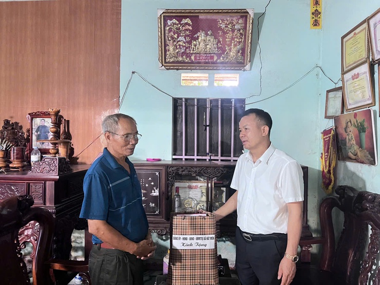 Đồng chí Bí thư Đảng ủy xã thăm và tặng quà gia đình các đối tượng chính sách nhân dịp ngày 27/7- Ảnh 3.