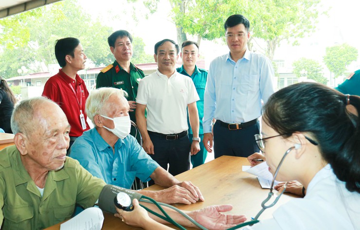Xã Quốc Oai tổ chức khám, tư vấn sức khoẻ và cấp phát thuốc miễn phí cho 357 người có công dịp 27/7- Ảnh 4.
