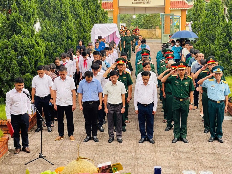 XÃ YÊN BÀI TỔ CHỨC LỄ DÂNG HƯƠNG, THẮP NẾN TRI ÂN CÁC ANH HÙNG LIỆT SĨ NHÂN KỶ NIỆM 78 NĂM NGÀY THƯƠNG BINH - LIỆT SĨ (27/7/1947 – 27/7/2025)
- Ảnh 1.