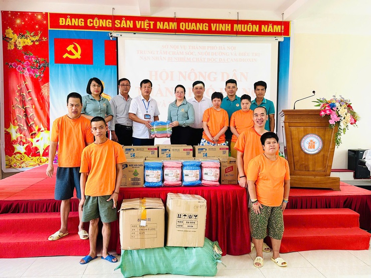 Hội Nông dân thành phố Hà Nội, hội Nông dân xã Yên Bài đã tới thăm hỏi, động viên và tặng quà cho các gia đình chính sách và các nạn nhân tại trung tâm chăm sóc, nuôi dưỡng và điều trị nạn nhân bị nhiễm chất độc dacam/dioxin- Ảnh 1.
