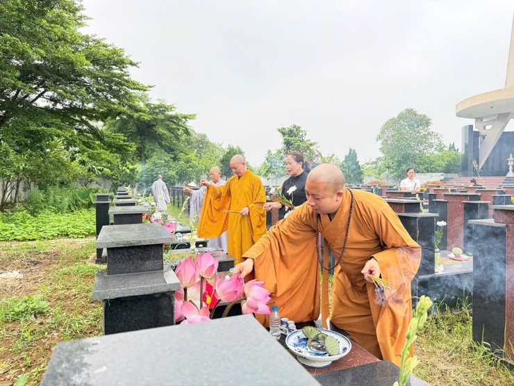 Tăng ni trường hạ Chùa thầy cùng phật tử xã Quốc Oai cầu siêu các anh hùng liệt sĩ tại hai nghĩa trang liệt sĩ của xã- Ảnh 5.
