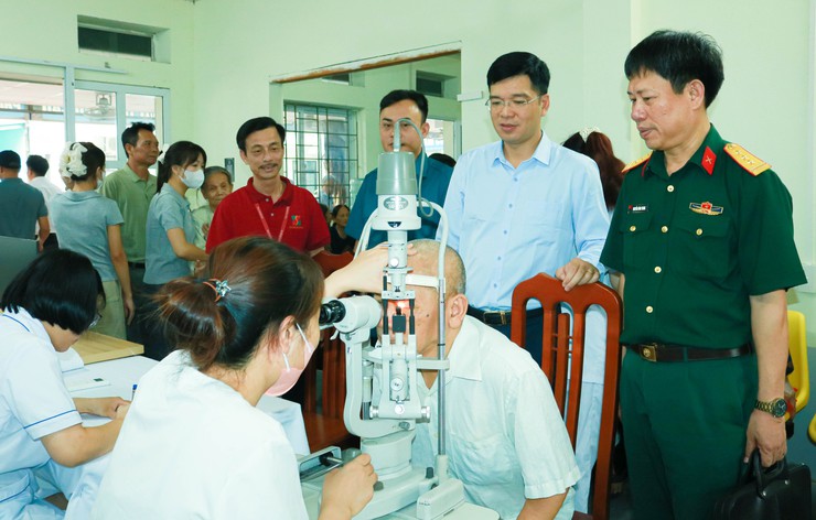 Xã Quốc Oai tổ chức khám, tư vấn sức khoẻ và cấp phát thuốc miễn phí cho 357 người có công dịp 27/7- Ảnh 5.