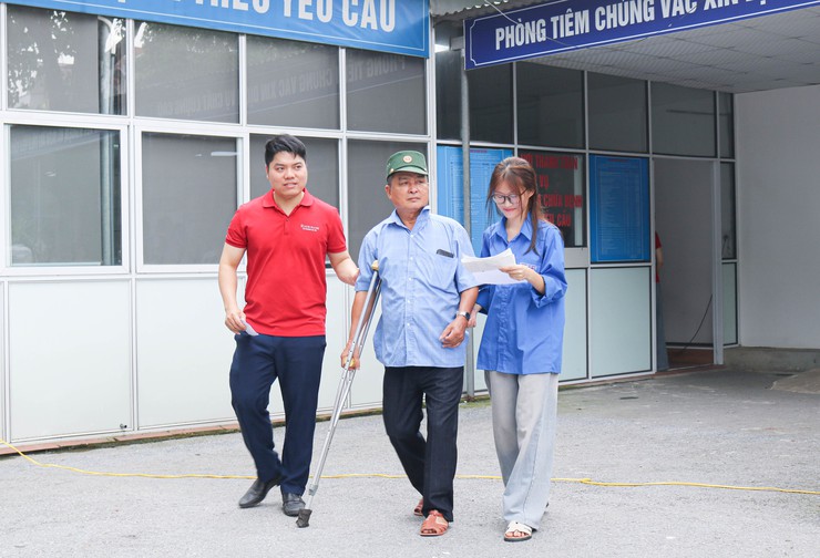 Xã Quốc Oai tổ chức khám, tư vấn sức khoẻ và cấp phát thuốc miễn phí cho 357 người có công dịp 27/7- Ảnh 7.