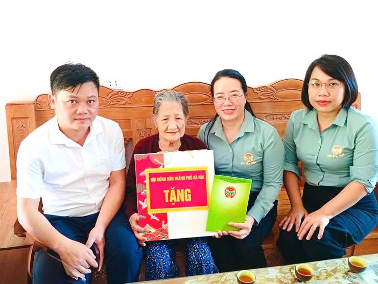 Hội Nông dân thành phố Hà Nội, hội Nông dân xã Yên Bài đã tới thăm hỏi, động viên và tặng quà cho các gia đình chính sách và các nạn nhân tại trung tâm chăm sóc, nuôi dưỡng và điều trị nạn nhân bị nhiễm chất độc dacam/dioxin- Ảnh 3.
