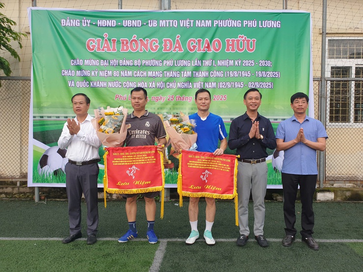 Phường Phú Lương tổ chức giao hữu bóng đá chào mừng Đại hội Đảng bộ phường lần thứ I, nhiệm kỳ 2025 – 2030- Ảnh 1.
