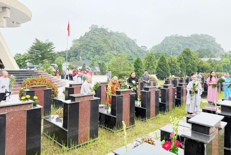 Tăng ni trường hạ Chùa thầy cùng phật tử xã Quốc Oai cầu siêu các anh hùng liệt sĩ tại hai nghĩa trang liệt sĩ của xã- Ảnh 8.