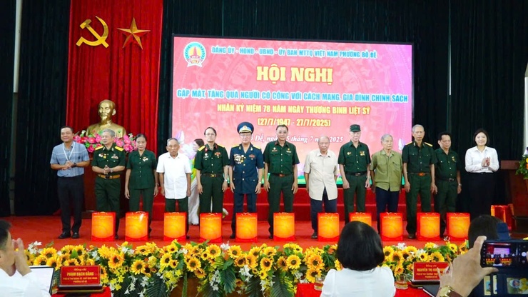 Phường Bồ Đề tổ chức gặp mặt, tặng quà người có công và gia đình chính sách nhân kỷ niệm 78 năm Ngày Thương binh - Liệt sĩ- Ảnh 6.