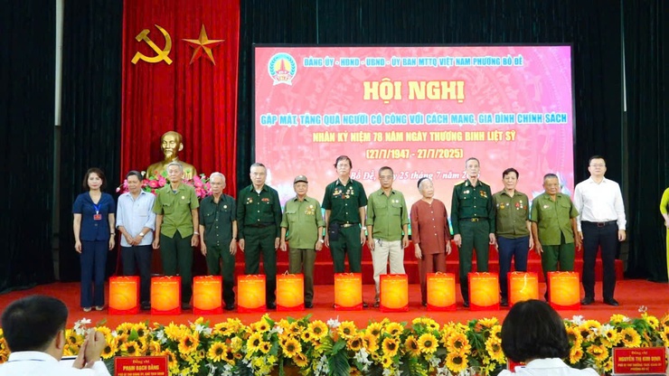 Phường Bồ Đề tổ chức gặp mặt, tặng quà người có công và gia đình chính sách nhân kỷ niệm 78 năm Ngày Thương binh - Liệt sĩ- Ảnh 7.
