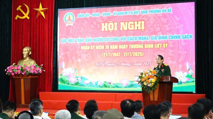 Phường Bồ Đề tổ chức gặp mặt, tặng quà người có công và gia đình chính sách nhân kỷ niệm 78 năm Ngày Thương binh - Liệt sĩ- Ảnh 3.