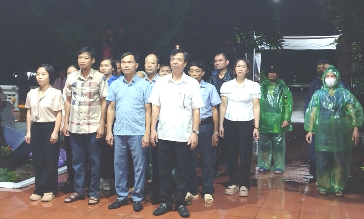 Ứng Hòa tổ chức Lễ thắp nến tri ân nhân kỷ niệm 78 năm ngày Thương binh - Liệt sĩ (27/7/1947-27/7/2025).- Ảnh 5.