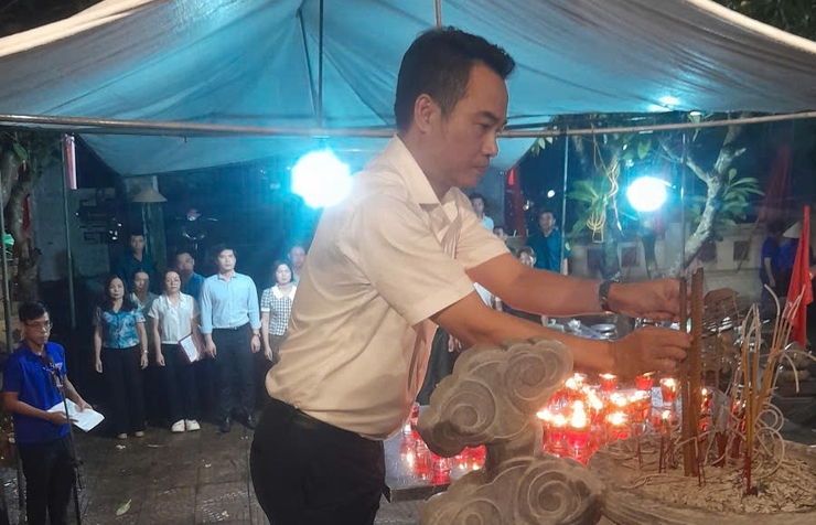 Ứng Hòa tổ chức Lễ thắp nến tri ân nhân kỷ niệm 78 năm ngày Thương binh - Liệt sĩ (27/7/1947-27/7/2025).- Ảnh 8.