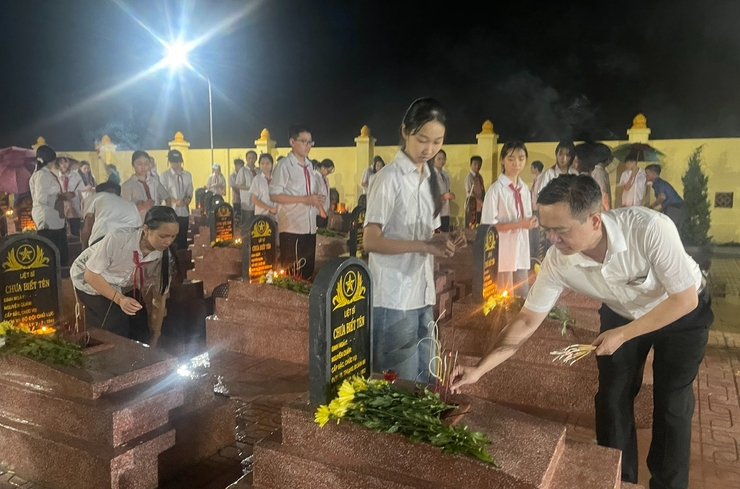 Ứng Hòa tổ chức Lễ thắp nến tri ân nhân kỷ niệm 78 năm ngày Thương binh - Liệt sĩ (27/7/1947-27/7/2025).- Ảnh 9.