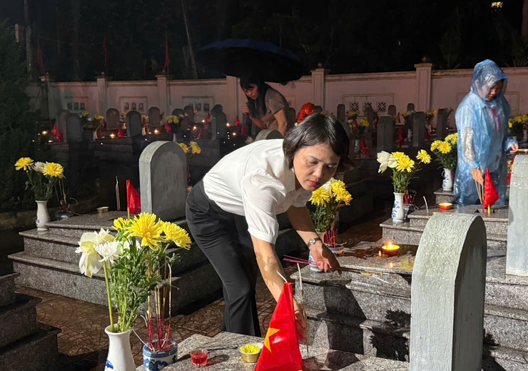 Ứng Hòa tổ chức Lễ thắp nến tri ân nhân kỷ niệm 78 năm ngày Thương binh - Liệt sĩ (27/7/1947-27/7/2025).- Ảnh 10.