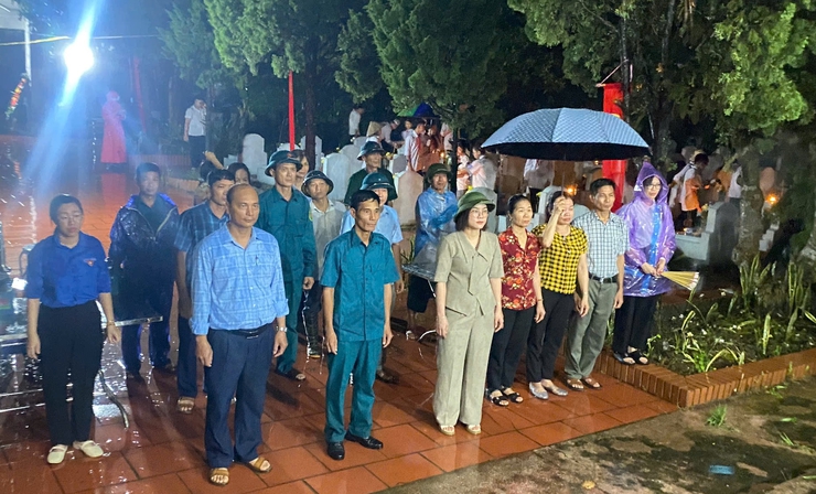 Ứng Hòa tổ chức Lễ thắp nến tri ân nhân kỷ niệm 78 năm ngày Thương binh - Liệt sĩ (27/7/1947-27/7/2025).- Ảnh 12.