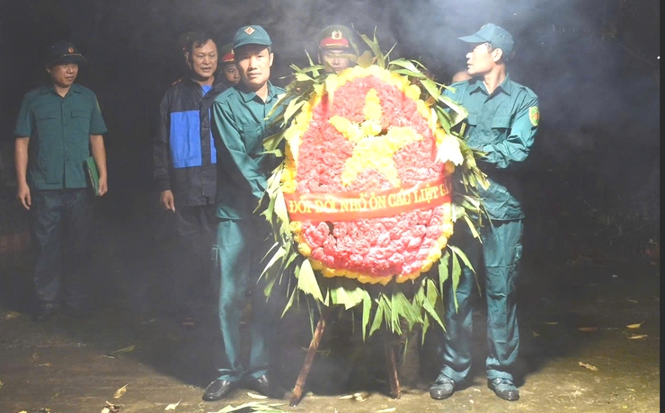 Ứng Hòa tổ chức Lễ thắp nến tri ân nhân kỷ niệm 78 năm ngày Thương binh - Liệt sĩ (27/7/1947-27/7/2025).- Ảnh 6.