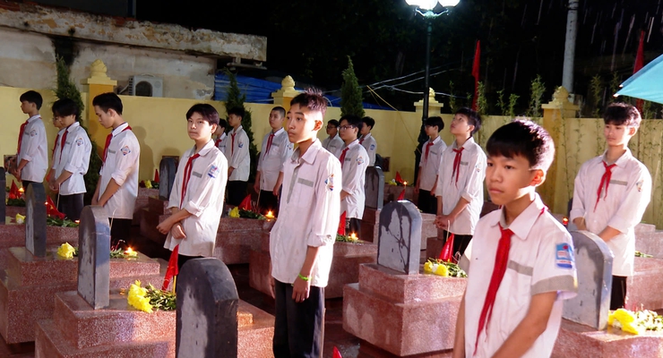 Ứng Hòa tổ chức Lễ thắp nến tri ân nhân kỷ niệm 78 năm ngày Thương binh - Liệt sĩ (27/7/1947-27/7/2025).- Ảnh 13.