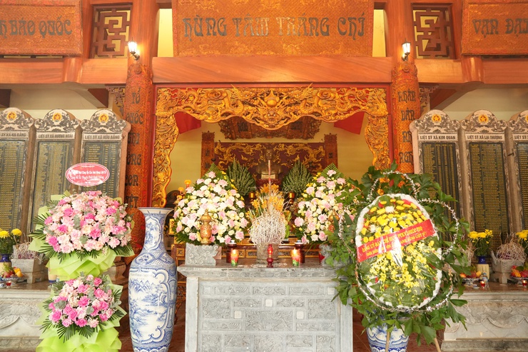 Đoàn đại biểu xã Hạ Bằng dâng hương tưởng niệm Chủ tịch Hồ Chí Minh và các anh hùng liệt sĩ- Ảnh 1.