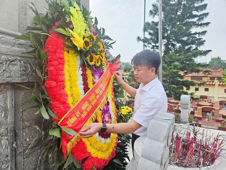 PHƯỜNG HOÀNG MAI TỔ CHỨC TRANG TRỌNG LỄ 
DÂNG HƯƠNG TẠI NGHĨA TRANG LIỆT SĨ
- Ảnh 3.