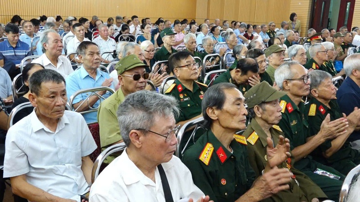 Phường Bồ Đề tổ chức gặp mặt, tặng quà người có công và gia đình chính sách nhân kỷ niệm 78 năm Ngày Thương binh - Liệt sĩ- Ảnh 10.