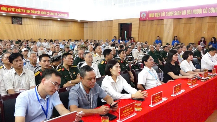 Phường Bồ Đề tổ chức gặp mặt, tặng quà người có công và gia đình chính sách nhân kỷ niệm 78 năm Ngày Thương binh - Liệt sĩ- Ảnh 8.